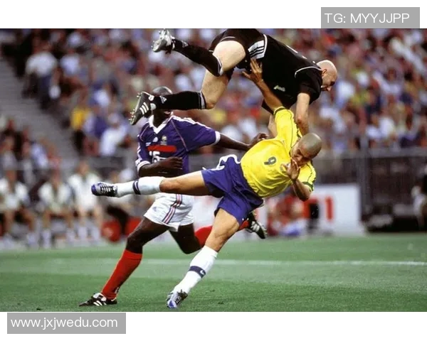 上一届足球球星风采盘点 各大球员巅峰表现与成就回顾